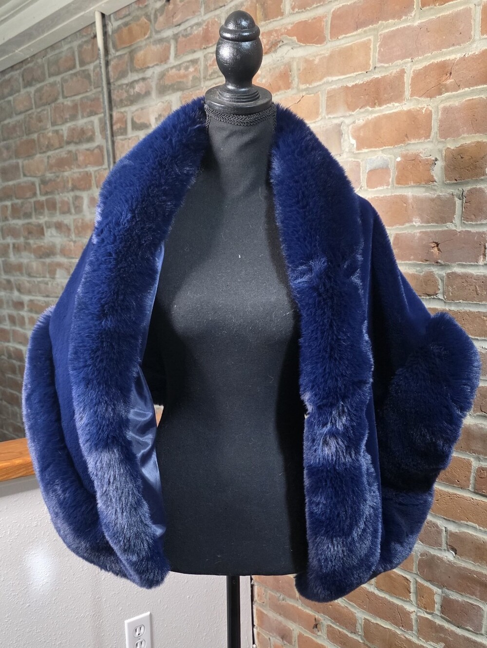 Caistre Navy Blue Faux Fur Shawl Wrap NWT Elegant Bridal Winter Stole Cape
